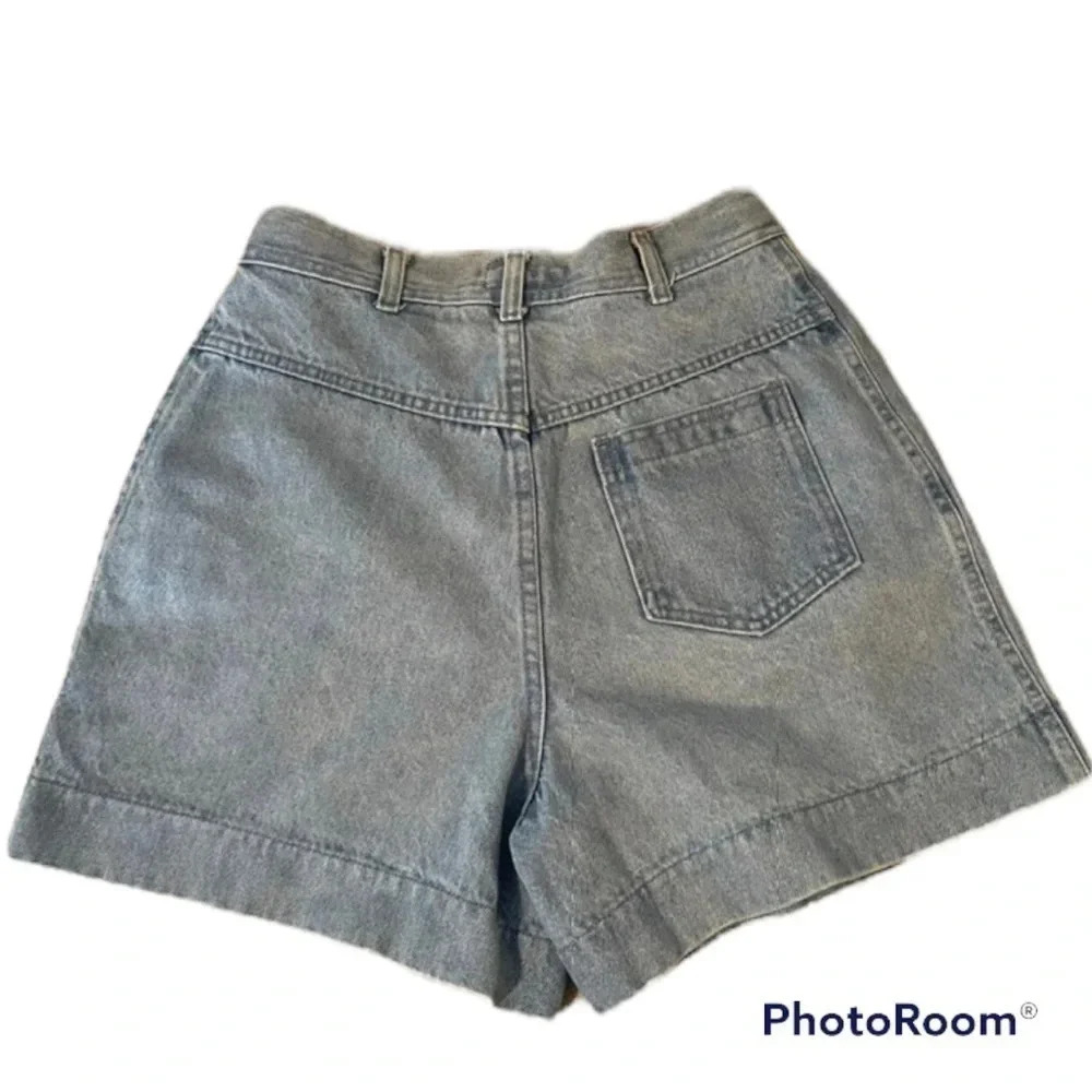 VINTAGE‎ The Limited High Rise shorts with pleated detail in front. - Picture 3 of 9